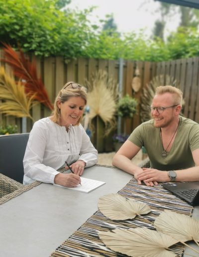 Birgit Hermes und Felix Fuchs auf der Terrasse am brainstormen