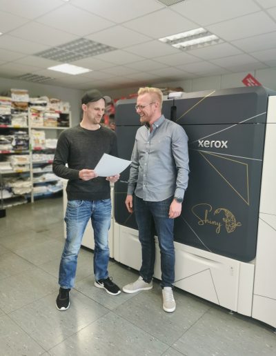 Felix Fuchs und Lenny Dylewski vor der Druckmaschine