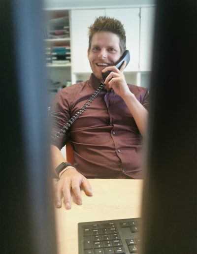 Jan Mertens am telefonieren