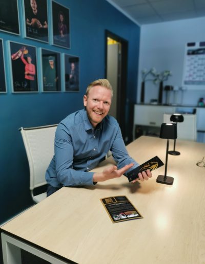 Felix Fuchs zeigt ein Kundenprojekt mit Golddruck