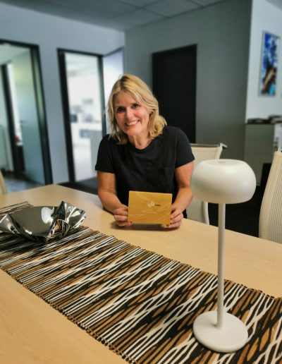 Birgit Hermes mit dem neuen Karten-Set Wildcards am Besprechungstisch bei DDH GmbH.