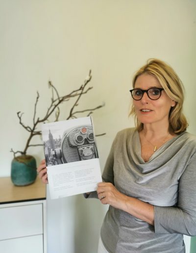 Birgit Hermes mit der DDH Imagebroschüre