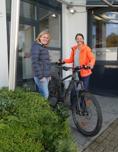 Birgit Hermes und Melanie Emmerlich mit dem neuen Job Bike.