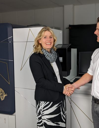 Birgit Hermes und Jan Mertens haendeschuettelnd