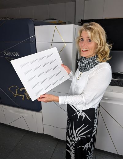 Birgit Hermes mit Visitenkartenvordrucken der Firma Boellinghaus Steel