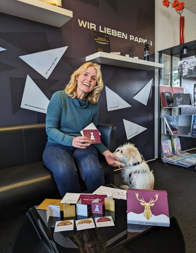Birgit Hermes mit dem DDH Weihnachtskarten-Set