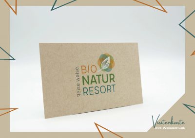 visitenkarte mit weissdruck auf Strohpapier