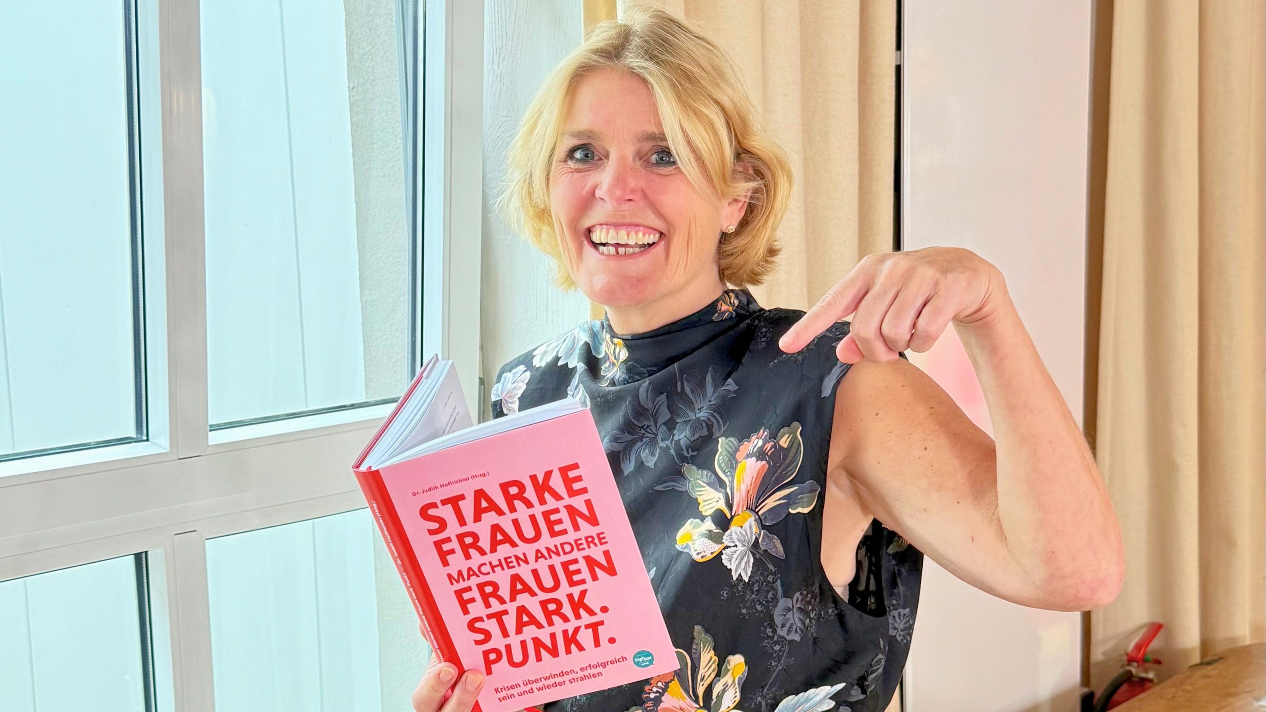 Birgit Hermes hält ihr geschriebenes Buch in der Hand