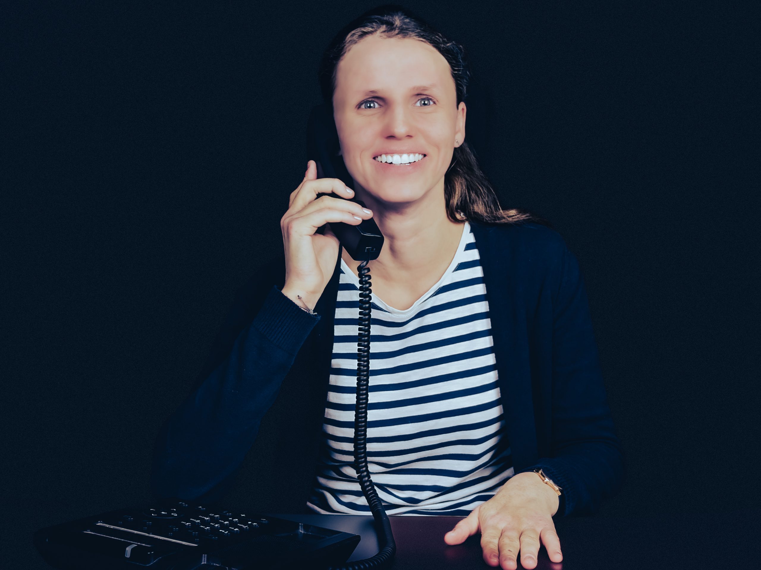 Eine Mitarbeiterin spricht am Telefon