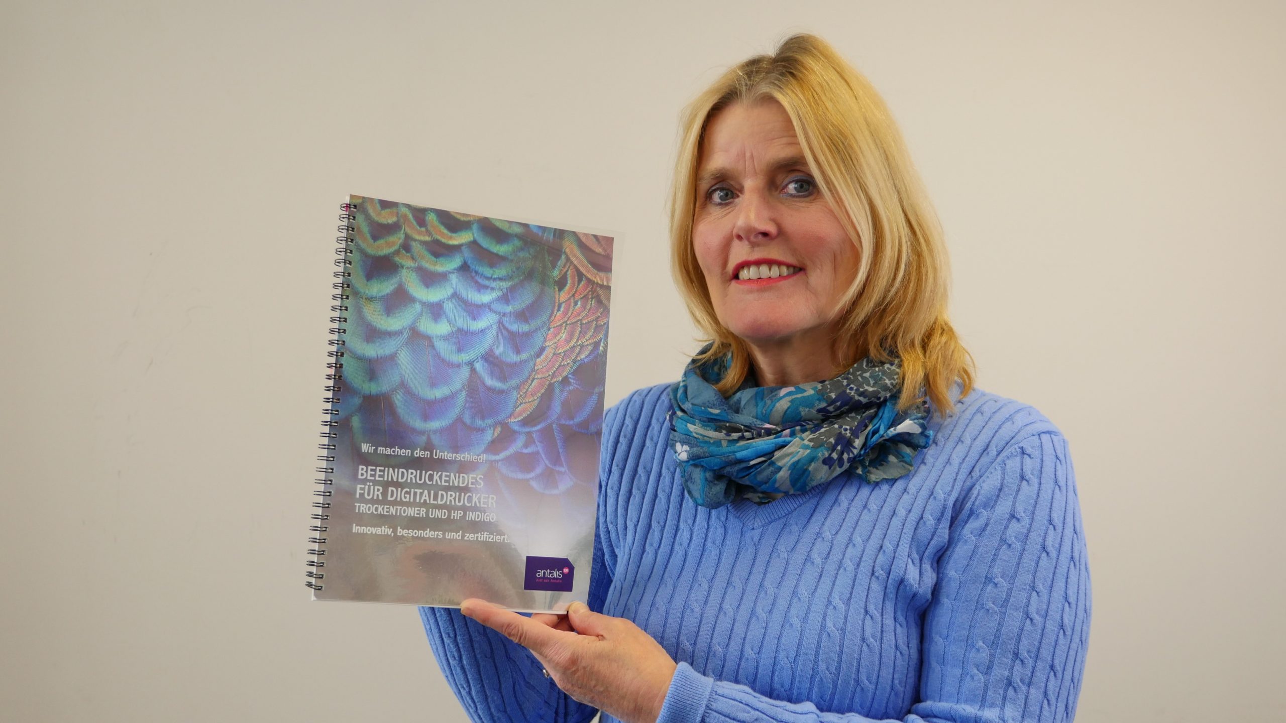 Frau hält eine Wire-O Bindung hoch