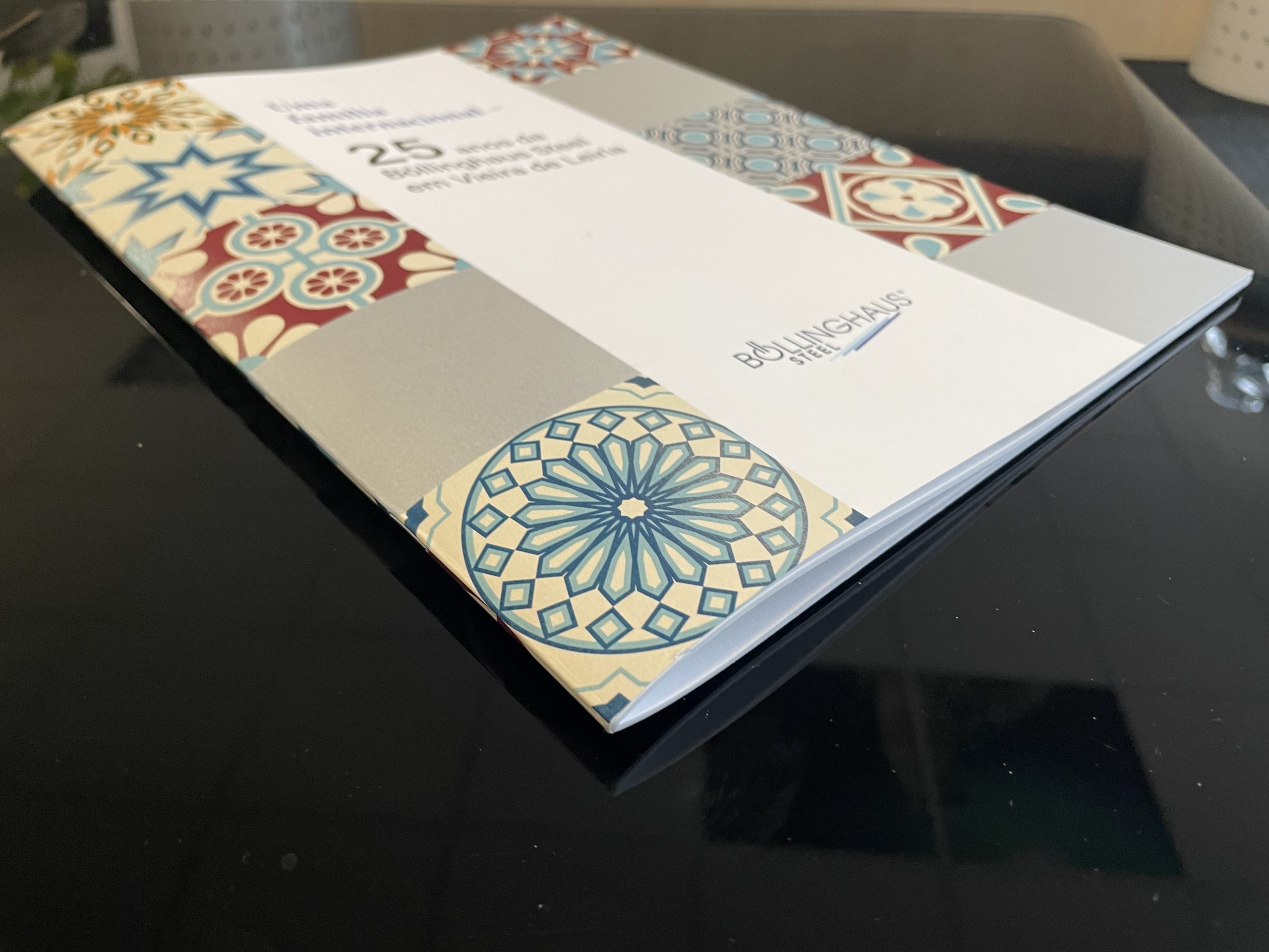 Wie Sie Bundzuwachs bei Broschüren elegant in den Griff bekommen Broschüre mit Squarefold und durchgehend bedrucktem Rücken