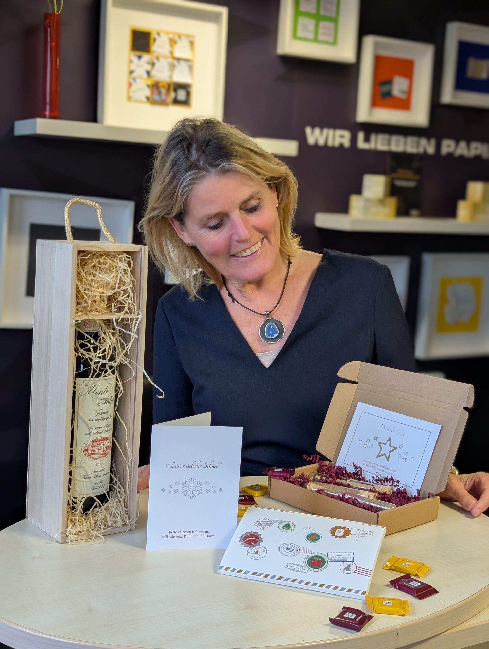 Birgit Hermes mit Weihnachtspaketen