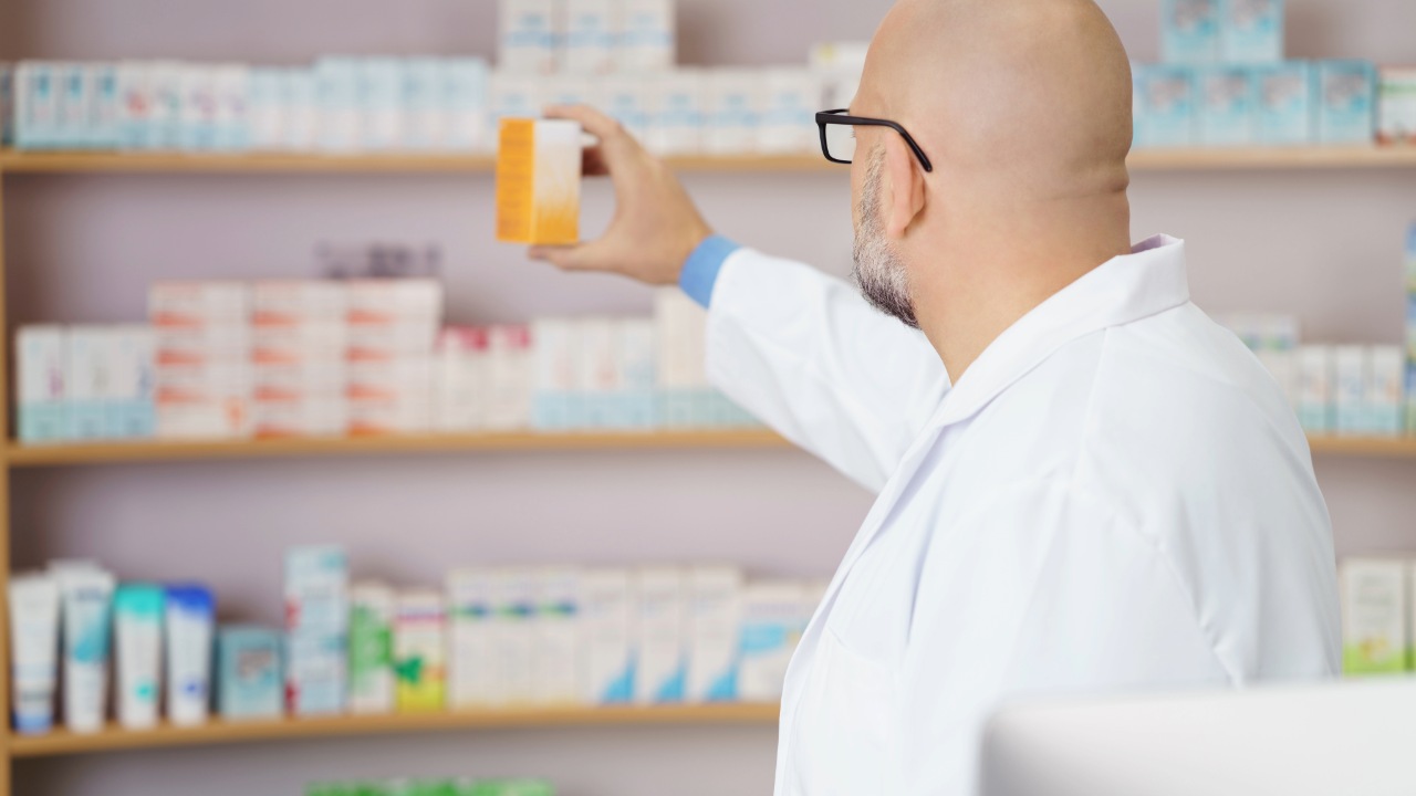 Wie Print im Pharma-Marketing zur schärfsten Waffe wird Pharma/Apotheke Regal mit Medikamenten