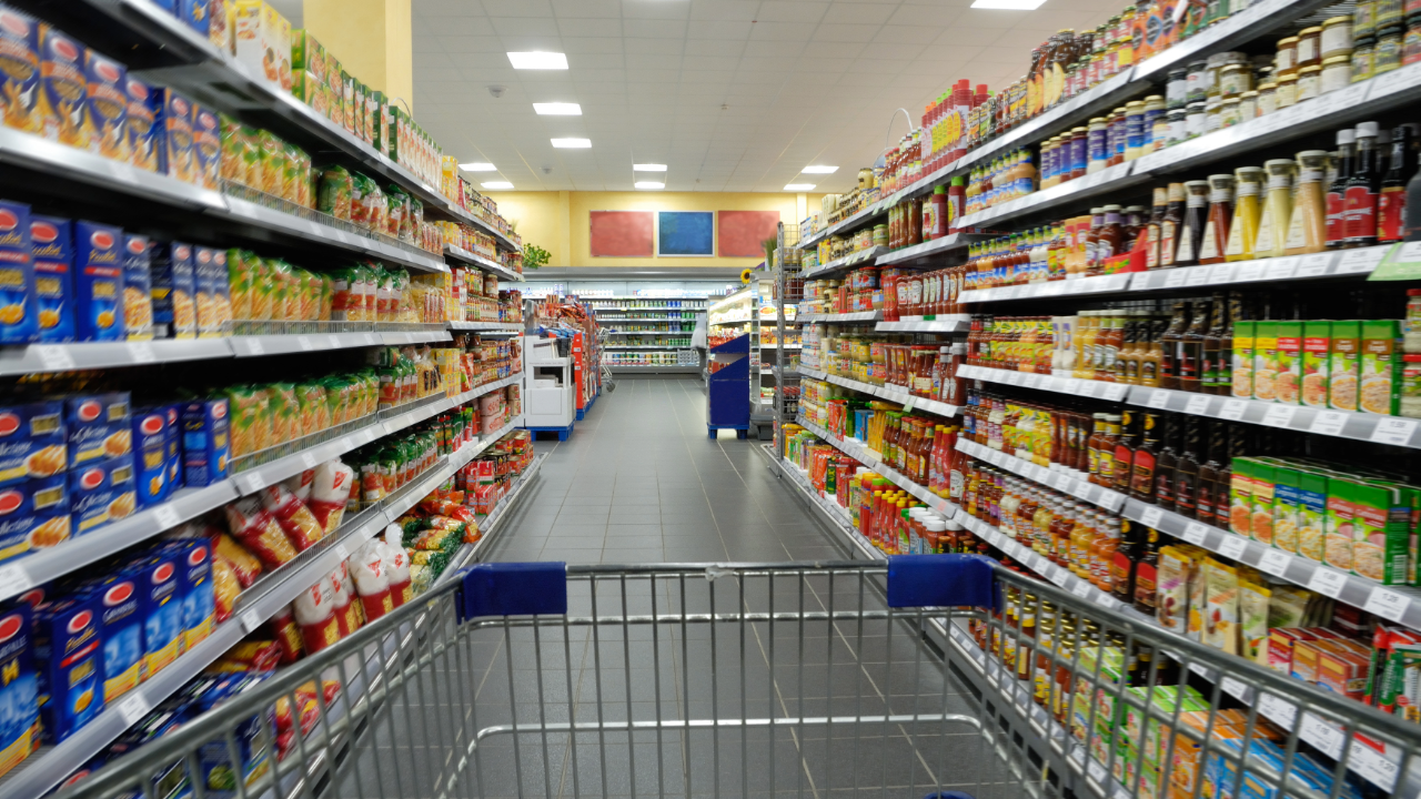 Regale im Supermarkt