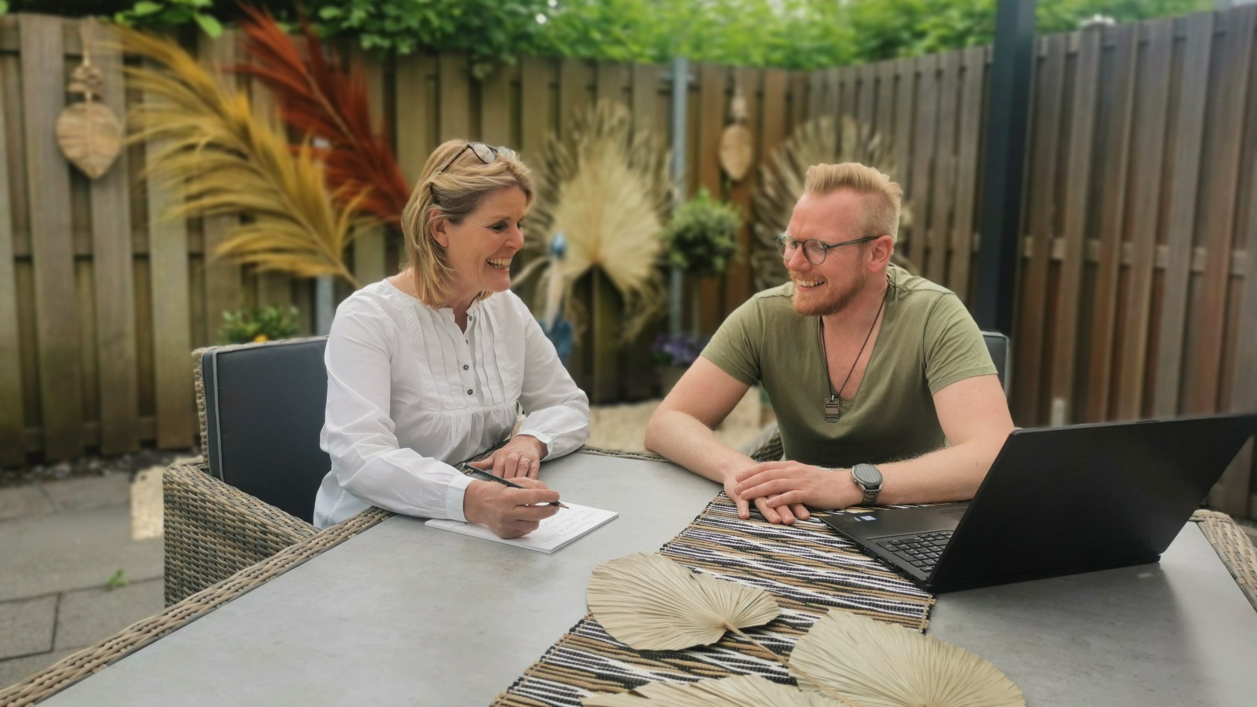 Warum „Der Kunde ist König“ in unserer Druckerei so nicht gilt Kollegen im Gespräch