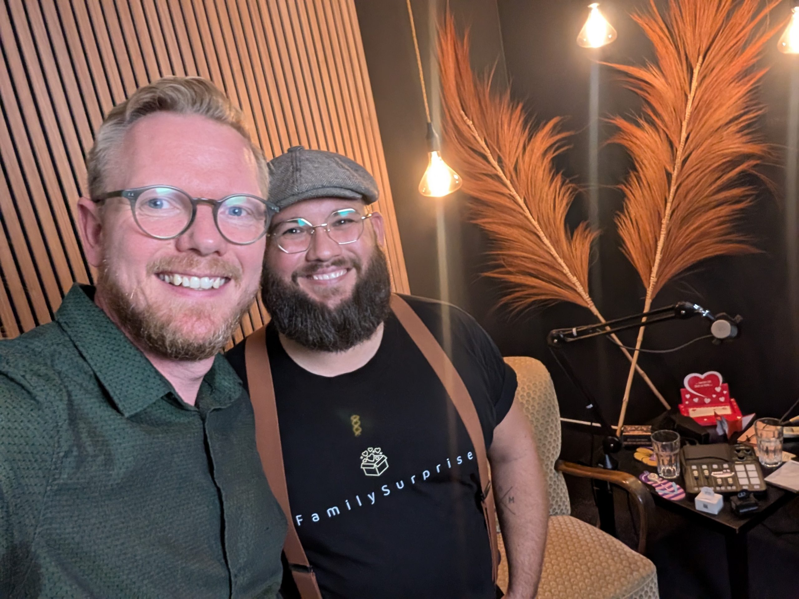 2 Männer im Podcaststudio
